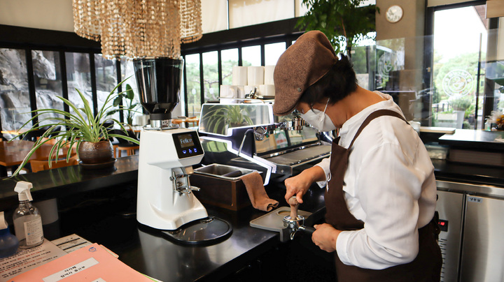 [무안=뉴시스] 전남도가 소규모 매장 운영과 식품, 공산품 제조·판매 등의 '시장형 노인일자리 사업'으로 지원하는 실버카폐 목습. (사진=전남도 제공) 2022.12.11. photo@newsis.com *재판매 및 DB 금지