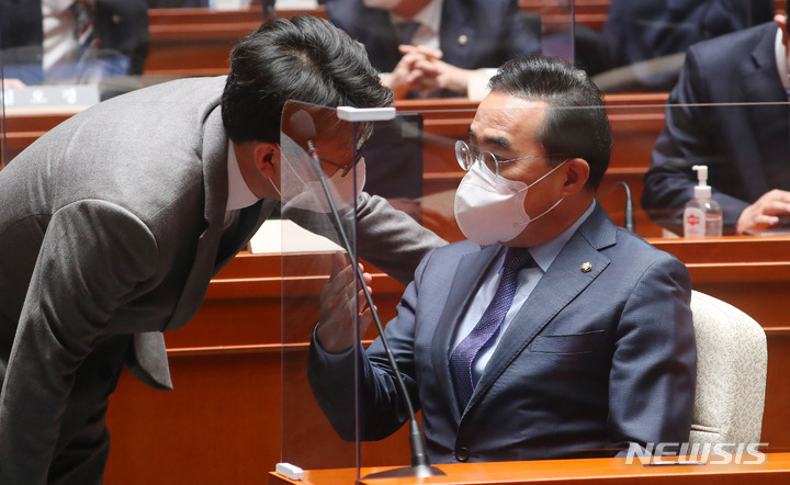 [서울=뉴시스] 추상철 기자 = 박홍근 더불어민주당 원내대표가 11일 오전 서울 여의도 국회에서 열린 의원총회에서 진성준 원내수석부대표와 대화하고 있다. 2022.12.11. scchoo@newsis.com