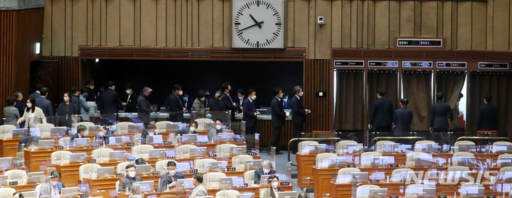 [서울=뉴시스] 추상철 기자 = 11일 오전 서울 여의도 국회에서 열린 제400회국회(임시회) 제401-1차 본회의에서 이상민 행정안전부 장관 해임건의안 무기명 투표가 진행되고 있다. 2022.12.11. scchoo@newsis.com