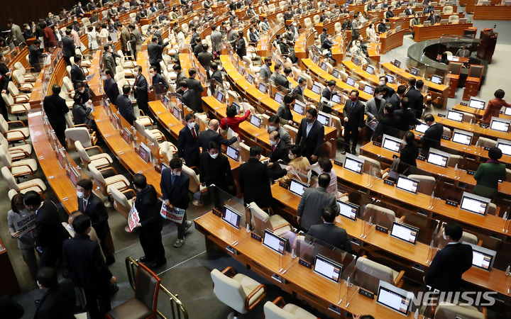 [서울=뉴시스] 추상철 기자 = 국민의힘 의원들이 11일 오전 서울 여의도 국회에서 열린 제400회국회(임시회) 제401-1차 본회의에서 이상민 행정안전부 장관 해임건의안 처리에 항의하며 퇴장하고 있다. 2022.12.11. scchoo@newsis.com