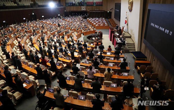 [서울=뉴시스] 추상철 기자 = 국민의힘 의원들이 11일 오전 서울 여의도 국회에서 열린 제400회국회(임시회) 제401-1차 본회의에서 이상민 행정안전부 장관 해임건의안 처리에 항의하는 피켓팅을 하고 있다. 2022.12.11. scchoo@newsis.com