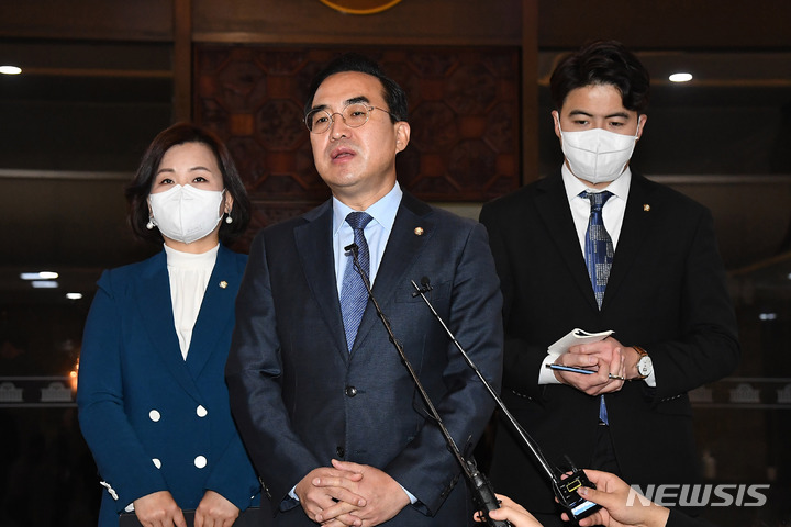 [서울=뉴시스] 추상철 기자=지난 11일 박홍근 더불어민주당 원내대표가 서울 여의도 국회 본회의 이후 발언하고 있다. (공동취재사진) 2022.12.11. photo@newsis.com