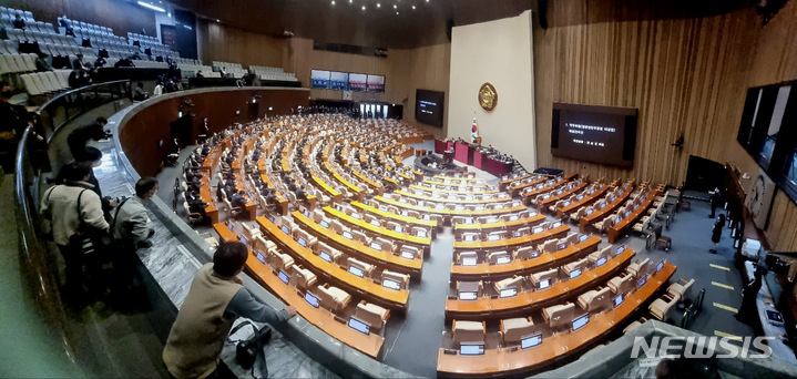 [서울=뉴시스] 추상철 기자 = 11일 오전 서울 여의도 국회에서 열린 제400회국회(임시회) 제401-1차 본회의에서 이상민 행정안전부 장관 해임건의안 처리에 항의하며 퇴장한 국민의힘 의원들의 좌석이 텅 비어 있다. 2022.12.11. scchoo@newsis.com