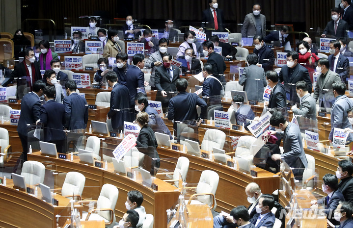 [서울=뉴시스] 추상철 기자 = 국민의힘 의원들이 11일 오전 서울 여의도 국회에서 열린 제400회국회(임시회) 제401-1차 본회의에서 이상민 행정안전부 장관 해임건의안 처리에 항의하며 퇴장하고 있다. (공동취재사진) 2022.12.11. photo@newsis.com