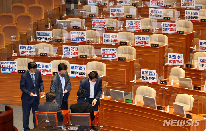 [서울=뉴시스] 추상철 기자 = 더불어민주당 의원들이 11일 오전 서울 여의도 국회에서 열린 본회의에서 국민의힘 의원들이 퇴장한 가운데 이상민 행정안전부 장관 해임 건의안 투표를 하고 있다. (공동취재사진) 2022.12.11. photo@newsis.com