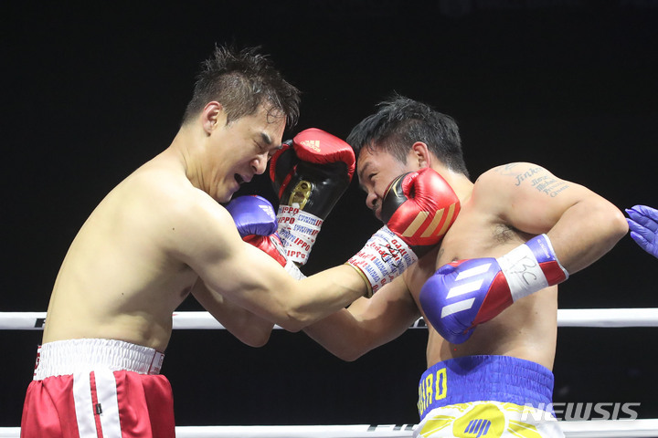 [고양=뉴시스] 권창회 기자 =11일 경기 고양시 일산 킨텍스에서 필리핀 복싱 영웅 매니 파퀴아오와 한국 출신 무술가 유대경의 스페셜 매치에서 파퀴아오와 유대경이 경기를 펼치고 있다. 2022.12.11. kch0523@newsis.com