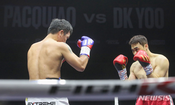 [고양=뉴시스] 권창회 기자 =11일 경기 고양시 일산 킨텍스에서 필리핀 복싱 영웅 매니 파퀴아오와 한국 출신 무술가 유대경의 스페셜 매치에서 파퀴아오와 유대경이 경기를 펼치고 있다. 2022.12.11. kch0523@newsis.com