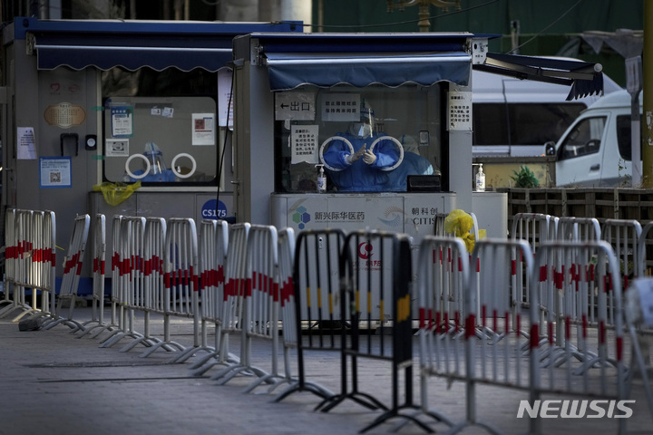 [베이징=AP/뉴시스] 지난 11일 중국 베이징의 한 코로나19 검사소가 한산한 모습을 보이고 있다. 2022.12.29