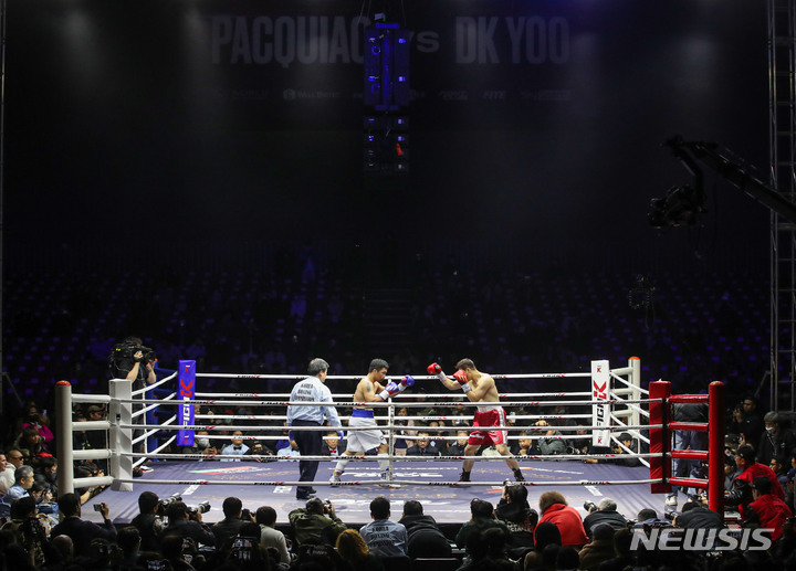 [고양=뉴시스] 권창회 기자 =11일 경기 고양시 일산 킨텍스에서 필리핀 복싱 영웅 매니 파퀴아오와 한국 출신 무술가 유대경의 스페셜 매치에서 파퀴아오와 유대경이 경기를 펼치고 있다. 2022.12.11. kch0523@newsis.com