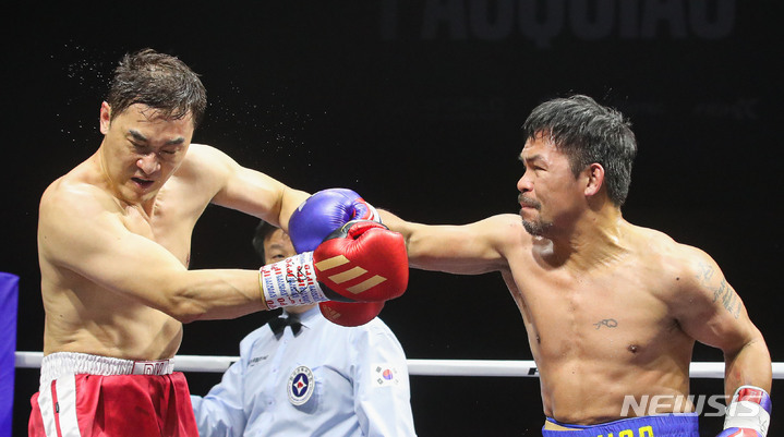 [고양=뉴시스] 권창회 기자 =11일 경기 고양시 일산 킨텍스에서 필리핀 복싱 영웅 매니 파퀴아오와 한국 출신 무술가 유대경의 스페셜 매치에서 파퀴아오와 유대경이 경기를 펼치고 있다. 2022.12.11. kch0523@newsis.com