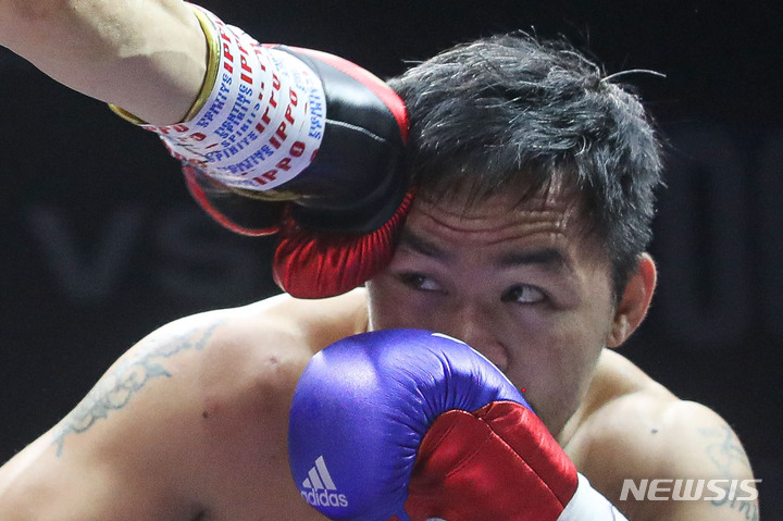 [고양=뉴시스] 권창회 기자 =11일 경기 고양시 일산 킨텍스에서 필리핀 복싱 영웅 매니 파퀴아오와 한국 출신 무술가 유대경의 스페셜 매치에서 파퀴아오와 유대경이 경기를 펼치고 있다. 2022.12.11. kch0523@newsis.com
