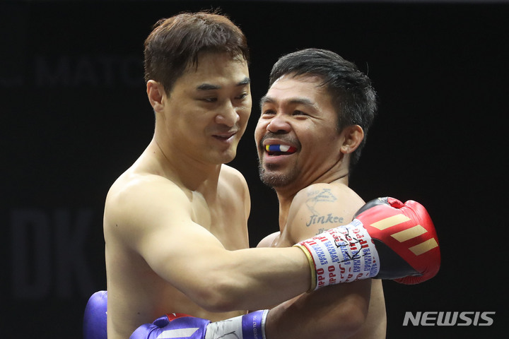 [고양=뉴시스] 권창회 기자 =11일 경기 고양시 일산 킨텍스에서 필리핀 복싱 영웅 매니 파퀴아오와 한국 출신 무술가 유대경의 스페셜 매치에서 파퀴아오와 유대경이 경기를 펼치고 있다. 2022.12.11. kch0523@newsis.com