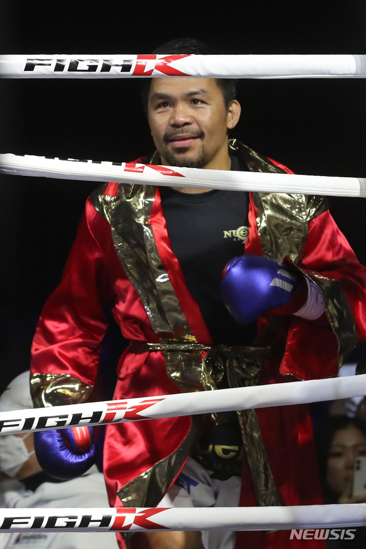 [고양=뉴시스] 권창회 기자 =11일 경기 고양시 일산 킨텍스에서 필리핀 복싱 영웅 매니 파퀴아오와 한국 출신 무술가 유대경의 스페셜 매치에서 파퀴아오가 링위에 오르고 있다. 2022.12.11. kch0523@newsis.com