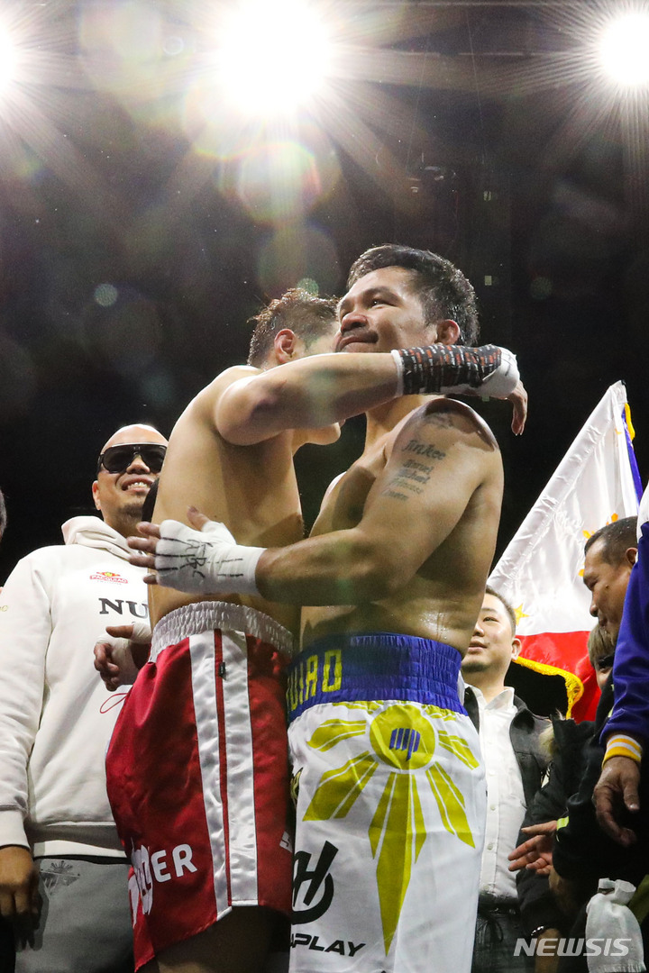 [고양=뉴시스] 권창회 기자 =11일 경기 고양시 일산 킨텍스에서 필리핀 복싱 영웅 매니 파퀴아오와 한국 출신 무술가 유대경의 스페셜 매치에서 유대경과 파퀴아오가 경기를 마치고 포옹을 하고 있다. 2022.12.11. kch0523@newsis.com