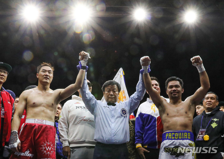 [고양=뉴시스] 권창회 기자 =11일 경기 고양시 일산 킨텍스에서 필리핀 복싱 영웅 매니 파퀴아오와 한국 출신 무술가 유대경의 스페셜 매치에서 유대경과 파퀴아오가 경기를 마치고 기념촬영을 하고 있다. 2022.12.11. kch0523@newsis.com