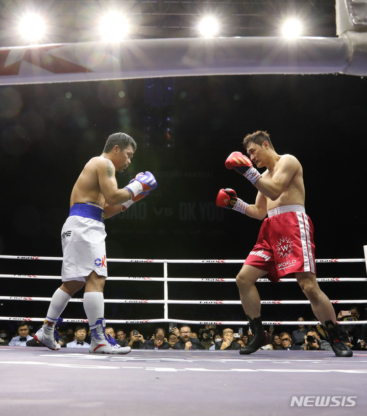 [고양=뉴시스] 권창회 기자 =11일 경기 고양시 일산 킨텍스에서 필리핀 복싱 영웅 매니 파퀴아오와 한국 출신 무술가 유대경의 스페셜 매치에서 파퀴아오와 유대경이 경기를 펼치고 있다. 2022.12.11. kch0523@newsis.com