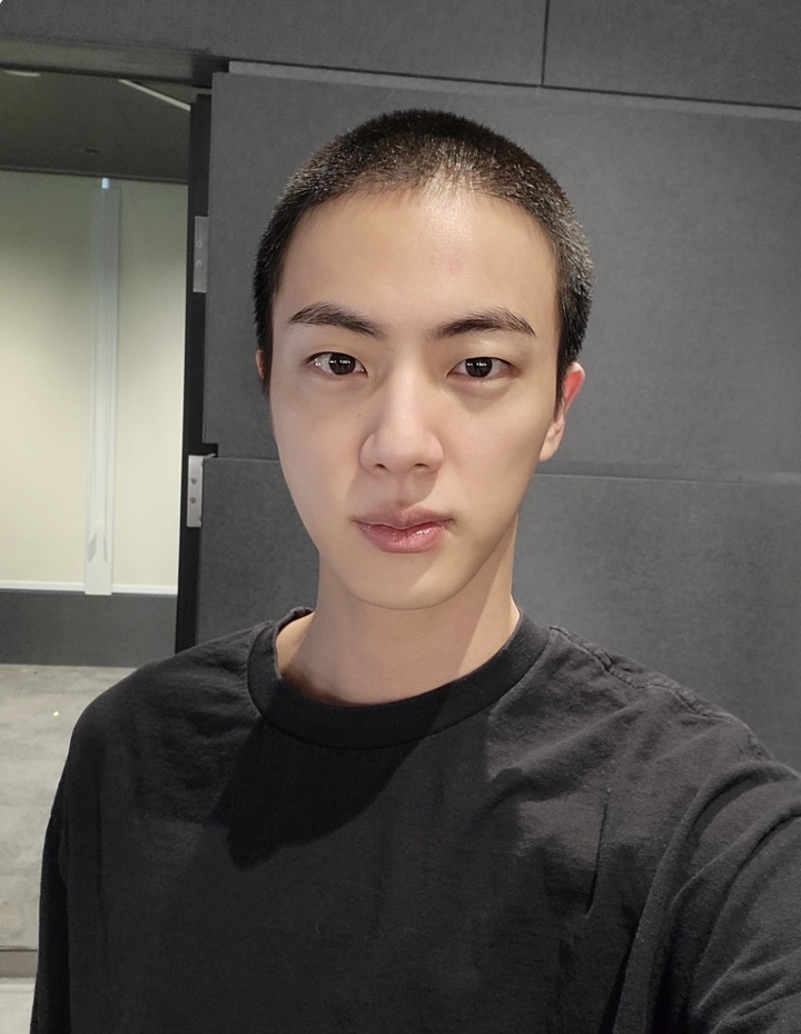 [서울=뉴시스] 방탄소년단 진. 2022.12.11. (사진 = 위버스 캡처) photo@newsis.com *재판매 및 DB 금지