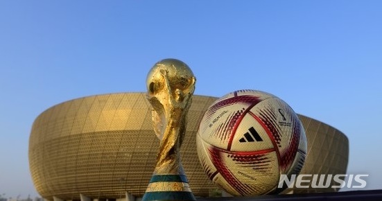 [서울=뉴시스]월드컵 4강-결승전 공인구 알 힐름 공개. (사진=FIFA 제공)