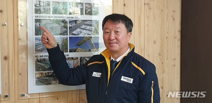 [부산=뉴시스] 백재현 기자 = 이근영 DASCO 회장은 "오직 기술만이 살길이라고 생각하고 기술개발에 매달려 왔다"고 말했다. 이 회장이 DASCO가 보유한 기술들에 대해 설명하고 있다. 2022.12.12. itbrian@newsis.com