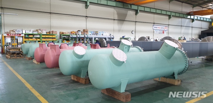 [부산=뉴시스] 백재현 기자 = DASCO의 대표 제품 '인터쿨러'. 산업용 압축기인 이 제품은 성능보증이 싑지않은 특수노하우가 필요한 열교환기라 신규 진입이 어렵다는 것이 DASCO의 설명이다. 2022.12.12. itbrian@newsis.com