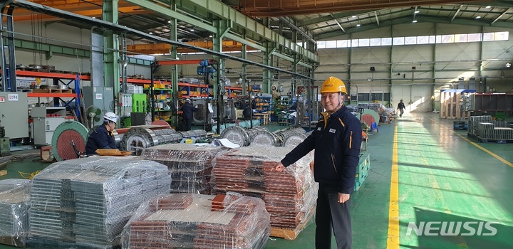 [부산=뉴시스] 백재현 기자 = 생산시설을 설명하는 이근영 DASCO 회장. 2022.12.12. itbrian@newsis.com 