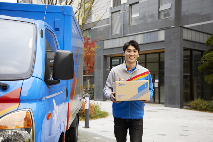 [서울=뉴시스] CJ대한통운 택배기사가 택배를 배송하고 있다.(사진=CJ대한통운) 2022.12.12 photo@newsis.com *재판매 및 DB 금지