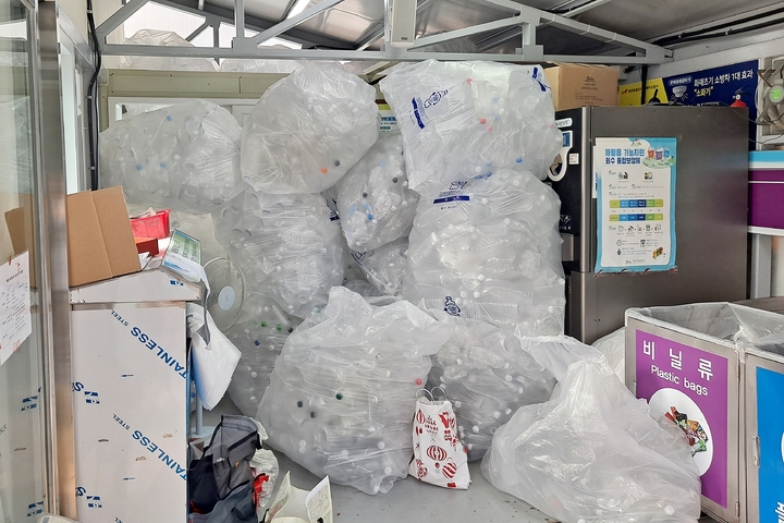 [제주=뉴시스] 제주도내 재활용도움센터에 분리배출 된 투명페트병들. (사진=제주도 제공) 2022.12.12. photo@newsis.com *재판매 및 DB 금지