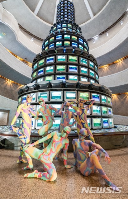 [서울=뉴시스]국립현대미술관(MMCA, 관장 윤범모)은 온라인 공연 'MMCA 라이브 X 앰비규어스댄스컴퍼니'를 16일 오후 4시 국립현대미술관 유튜브 채널에서 공개한다. 올해 마지막 MMCA 라이브에는 과천관에서 개최중인 백남준 탄생 90주년 기념‘백남준 축제’와 연계하여 현대무용단 앰비규어스댄스컴퍼니(Ambiguous Dance Company)가 출연한다. 백남준과 앰비규어스댄스컴퍼니의 만남을 주제로 백남준의 대표작을 오마주(hommage)한 맞춤형 제작 의상과 창작 현대무용 ‘애매모호한 만남(ambiguous encounter)’을 선보인다. 사진=국립현대미술관 제공.