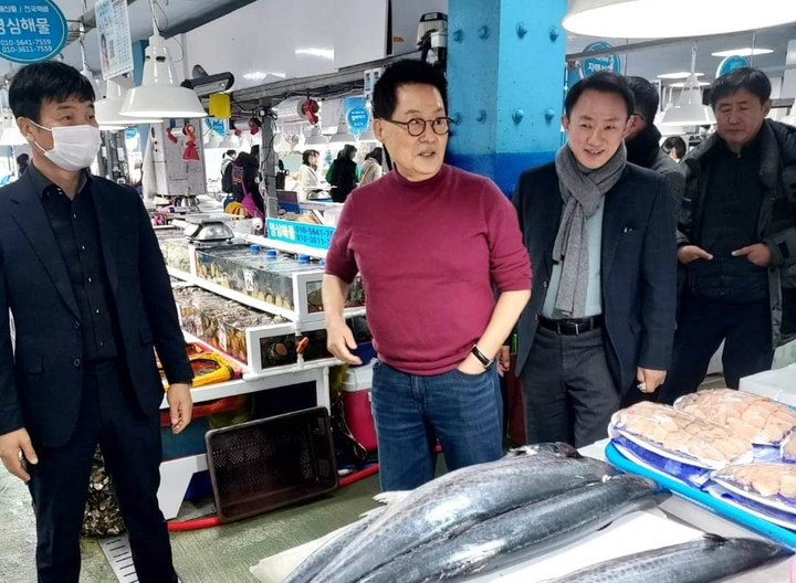 [여수=뉴시스] 박지원 전 국정원장이 지난 10일 전남 여수시 수산시장을 방문해 상인들과 대화하고 있다. (사진=독자제공) photo@newsis.com *재판매 및 DB 금지