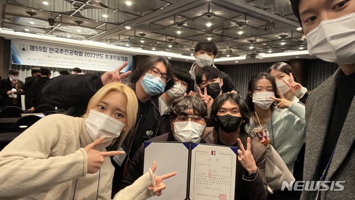 [전주=뉴시스]윤난슬 기자 = 전북대학교는 항공우주공학과 로켓동아리 J.U.R.G(지도교수 최성만) 학생들이 한국과학우주청소년단이 주최하고 전국대학생로켓연합회가 주관한 '제20회 전국항공우주과학경진대회'에서 로켓 학술대회 부문 은상을 수상했다고 12일 밝혔다.(사진=전북대 제공) 