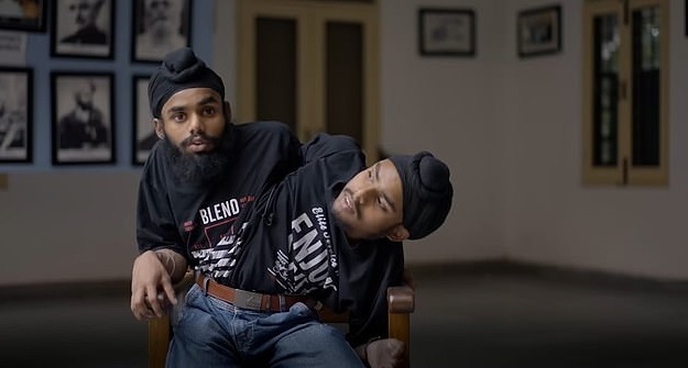 [서울=뉴시스] 체넷은 무의식적으로 더 편한 자세를 취하는 '소나'가 '모나'보다 신체의 주도권을 약간이나마 더 쥐고 있다 분석하기도 했다 (사진출처: 데일리메일 영상 캡처) 2022.12.12. *재판매 및 DB 금지