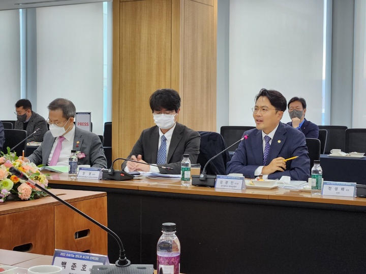 [광주=뉴시스] 김광진 광주시 문화경제부시장이 12일 경기도 판교 경기창조경제혁신센터에서 열린 인공지능 반도체 최고위 전략대화 및 K-클라우드 얼라이언스 출범식에 참석, 산·학·연·관 대표와 함께 글로벌 인공지능 반도체 시장을 선점하기 위한 전략적 협력방안을 논의하고 있다. (사진 = 광주시 제공) *재판매 및 DB 금지