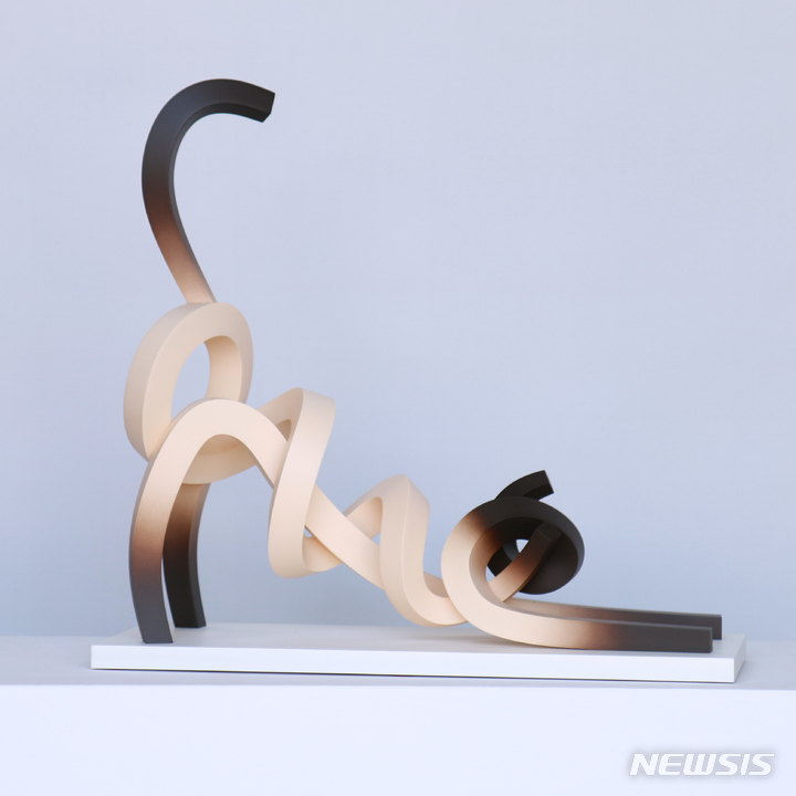 [서울=뉴시스]Stretching Siamese Cat_50x17x46(h)cm_mixed media_2022