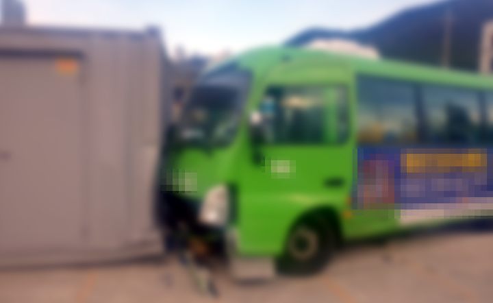[부산=뉴시스] 경계석과 보행자, 컨테이너 등을 잇달아 들이받는 사고를 낸 마을버스. (사진=부산경찰청 제공) *재판매 및 DB 금지