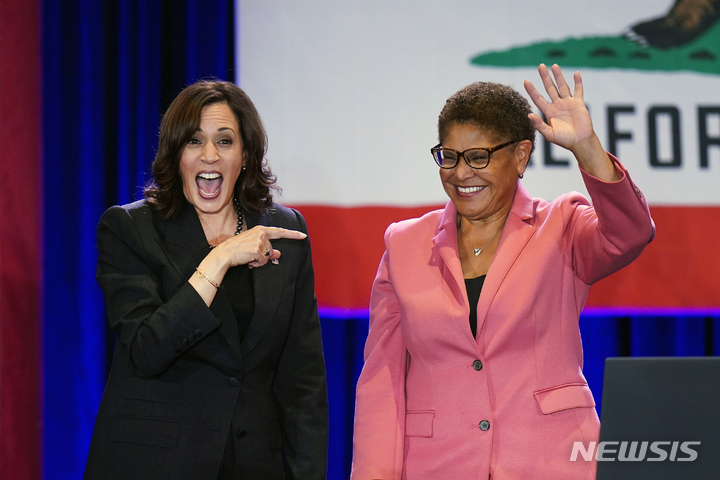 [로스앤젤레스= AP/뉴시스] 캐런 배스 LA시장과 카멀라 해리스 부통령이 지난 달 7일 시내의 한 선거유세장에서 청중에게 인사하고 있다.&nbsp; 배스 시장은&nbsp; 첫 흑인 여성 시장으로 12월 11일(현지시간) 취임식을 마쳤다.&nbsp; 