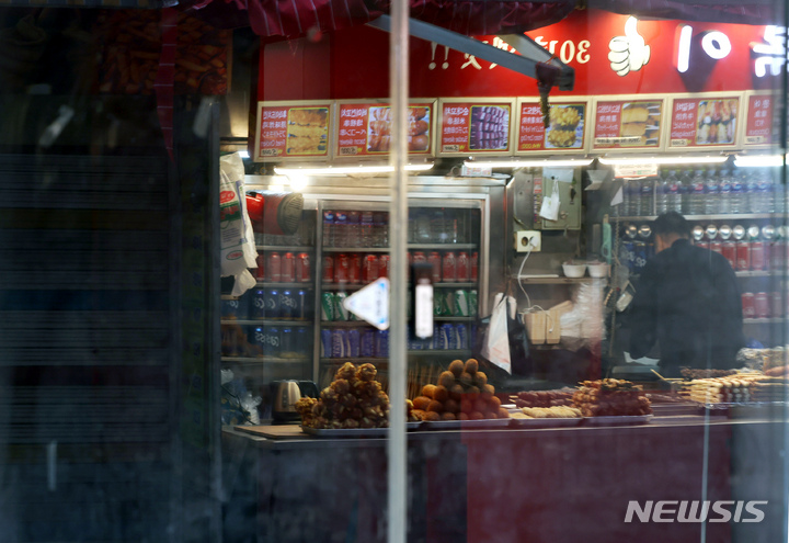 [서울=뉴시스] 조성우 기자 = 코로나 19 거리두기 해제에도 불구하고 자영업자 10명 중 7명은 매출이 오히려 작년에 비해 감소한 것으로 나타났다. 전국경제인연합회(전경련)이 자영업자 500명을 대상으로 실시한 설문조사에 따르면 자영업자의 68.6%는 올해 매출이 작년에 비해 감소했다고 답했다. 12일 오전 서울 중구 명동의 한 임시휴업한 가게 출입문에 장사 준비를 하는 자영업자 모습이 비치고 있다. 2022.12.12. xconfind@newsis.com