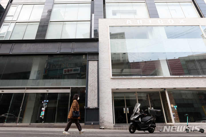 [서울=뉴시스] 조성우 기자 = 서울 중구 명동 한 상가건물이 텅 비어있다. 2022.12.12. xconfind@newsis.com