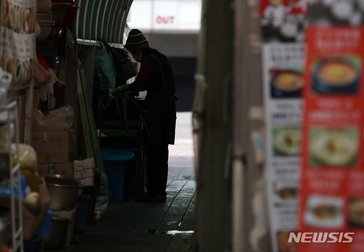 [서울=뉴시스] 조성우 기자 = 코로나 19 거리두기 해제에도 불구하고 자영업자 10명 중 7명은 매출이 오히려 작년에 비해 감소한 것으로 나타났다. 전국경제인연합회(전경련)이 자영업자 500명을 대상으로 실시한 설문조사에 따르면 자영업자의 68.6%는 올해 매출이 작년에 비해 감소했다고 답했다. 12일 오전 서울 중구 명동 한 식당 점원이 장사 준비를 하고 있다. 2022.12.12. xconfind@newsis.com