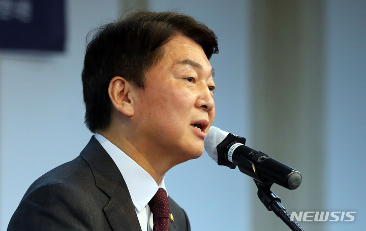 [서울=뉴시스] 최진석 기자 = 안철수 국민의힘 의원이 지난 12일 서울 여의도 중소기업중앙회에서 열린 독과점적 플랫폼의 공정 혁신을 위한 제도 개선 토론회에서 축사를 하고 있다. 2022.12.12. myjs@newsis.com