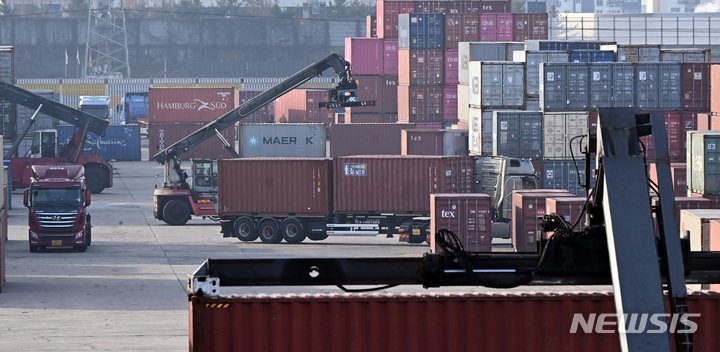 [의왕=뉴시스] 김종택 기자 = 화물연대의 총파업 철회로 물류운송이 재개된 12일 경기도 의왕시 내륙컨테이너기지(ICD)에서 화물차가 분주하게 이동하고 있다. 2022.12.12. jtk@newsis.com