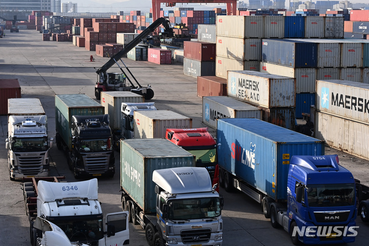 [의왕=뉴시스] 김종택 기자 = 화물연대의 총파업 철회로 물류운송이 재개된 12일 경기도 의왕시 내륙컨테이너기지(ICD)에서 화물차가 분주하게 이동하고 있다. 2022.12.12. jtk@newsis.com