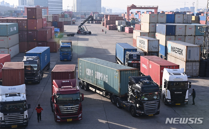 [의왕=뉴시스] 김종택 기자 = 화물연대의 총파업 철회로 물류운송이 재개된 12일 경기도 의왕시 내륙컨테이너기지(ICD)에서 화물차가 분주하게 이동하고 있다. 2022.12.12. jtk@newsis.com