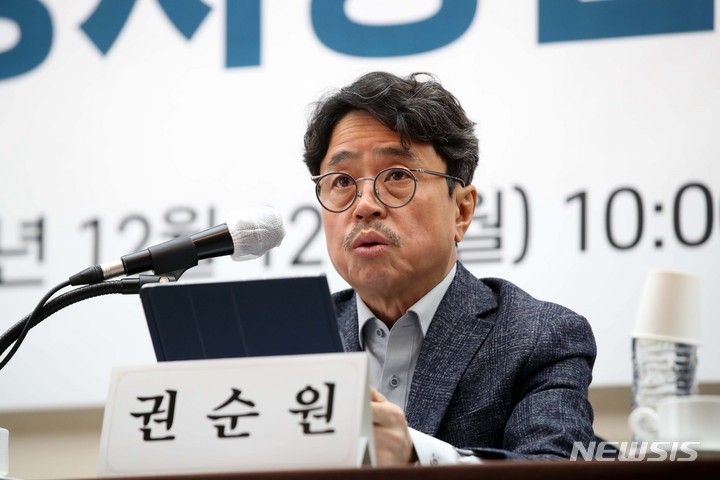 [서울=뉴시스] 김선웅 기자 = 권순원 교수 등 미래노동시장연구회가 12일 서울 중구의 한 호텔에서 미래노동시장연구회 권고문을 발표하고 있다. 정부의 노동시장 개혁안을 논의해 온 미래노동시장연구회는 연장근로시간 관리 단위를 현행 1주 외에 '월 단위 이상'으로 관리할 수 있도록 하는 개편안을 발표했다. 2022.12.12. mangusta@newsis.com