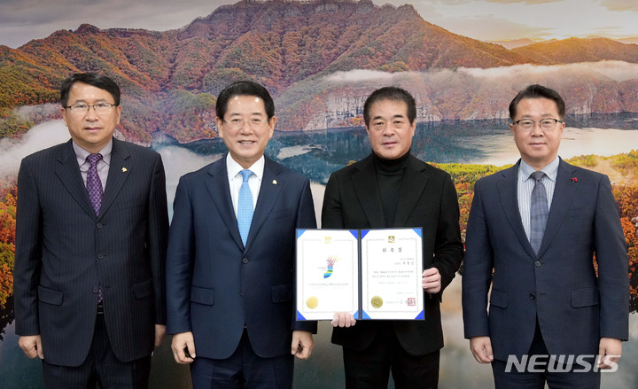 [무안=뉴시스] 이창우 기자=김영록 전남도지사(왼쪽 두 번째)가 12일 오전 접견실에서 박명성 제104회 전국체전 및 제43회 전국장애인체전 개·폐회식 총감독에게 위촉장을 수여하고 기념촬영을 하고 있다. (사진=전남도 제공) 2022.12.12. photo@newsis.com *재판매 및 DB 금지