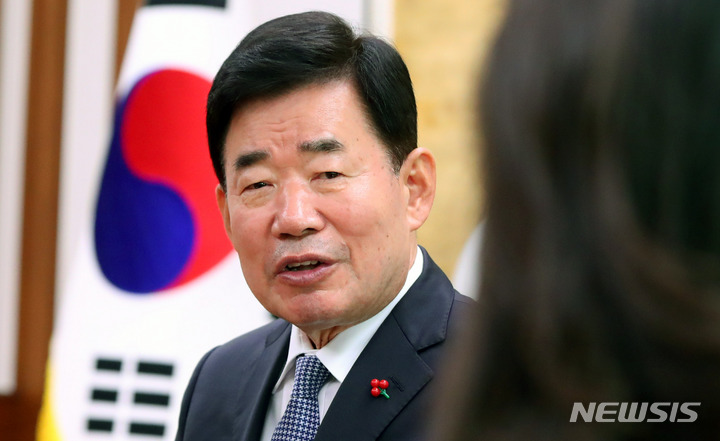 [서울=뉴시스] 추상철 기자 = 김진표 국회의장이 12일 오전 서울 여의도 국회에서 제임스 김 주한미국상공회의소 회장, 박현남 주한독일상공회의소 회장과 면담하고 있다. 2022.12.12. scchoo@newsis.com