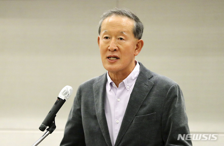 [서울=뉴시스] 최진석 기자 = 허창수 전국경제인연합회 회장이 12일 서울 여의도 전경련컨퍼런스센터에서 열린 2022 전경련경영자문단 우수 중소기업·자문위원 초청 오찬에서 인사말을 하고 있다. 2022.12.12. myjs@newsis.com