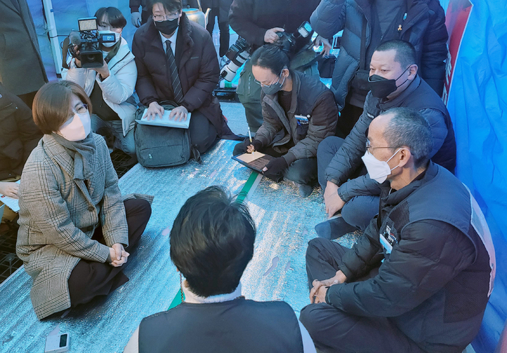 [서울=뉴시스]국가인권위원회 박진 사무총장이 12일 서울 여의도 국회 앞 민주노총 공공운수노조 화물연대본부 천막농성장을 방문해 노조 관계자 등의 의견을 청취했다. (사진=국가인권위원회 제공). 2022.12.12. photo@newsis.com *재판매 및 DB 금지