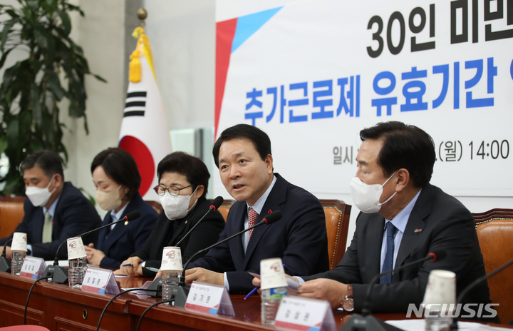 [서울=뉴시스] 고범준 기자 = 성일종 국민의힘 정책위의장이 12일 오후 서울 여의도 국회에서 열린 30인 미만 사업장 추가근로제 유효기간 연장 민·당·정 간담회에서 인사말을 하고 있다. 2022.12.12. bjko@newsis.com