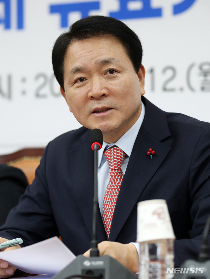 [서울=뉴시스] 고범준 기자 = 성일종 국민의힘 정책위의장이 12일 오후 서울 여의도 국회에서 열린 30인 미만 사업장 추가근로제 유효기간 연장 민·당·정 간담회에서 인사말을 하고 있다. 2022.12.12. bjko@newsis.com