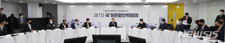[서울=뉴시스] 조수정 기자 = 한덕수 국무총리가 12일 오후 서울 중구 하이커그라운드에서 열린 제7차 국가관광전략회의에서 모두발언 하고 있다. 2022.12.12. chocrystal@newsis.com
